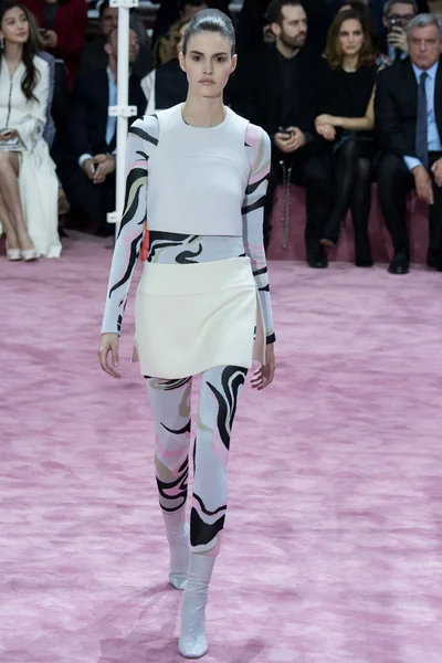 Look 16